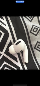 AirPods Pro (Правый) (1 фото из 1)