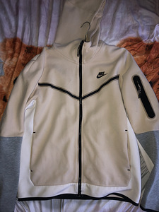 Nike tech fleece (1 foto / 2)