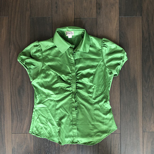 Зеленая блузка