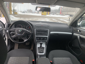 Skoda Octavia (9 фото из 11)