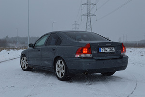 Volvo S60 2.5T (2 foto / 12)