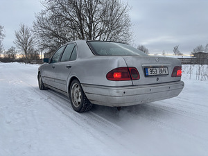 MERCEDES-BENZ E 250 D (4 foto / 9)