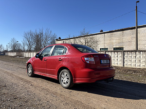 Suzuki SX4 (4 фото из 10)