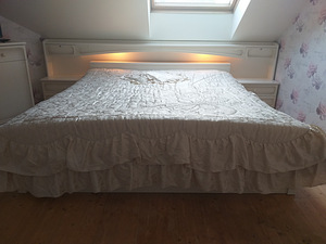 Кровать с матрасом 180см х 200см и комод.