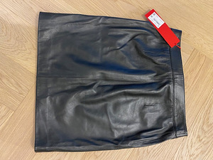 UUS Hugo Boss naiste nahast seelik, suurus M (1 foto / 3)