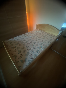 Кровать с матрасом (2 фото из 2)