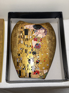 Фарфоровая ваза - GUSTAV KLIMT «kisses”, 24k gold.