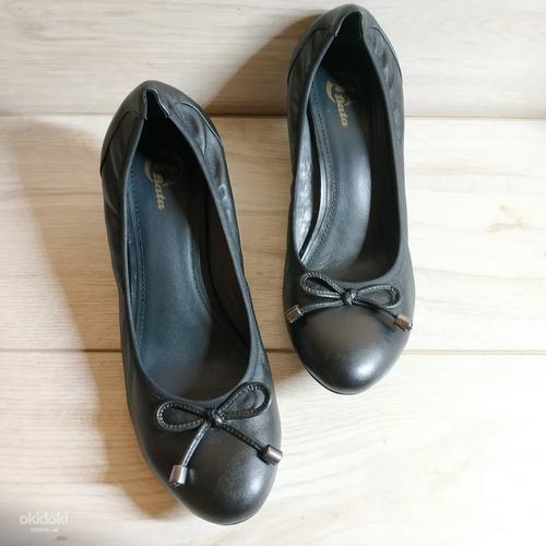 Кожаные фирменные женские туфельки от от Bata 38- 39 р (фото #1)