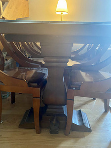 Обеденный стол на 8 персон со стульями