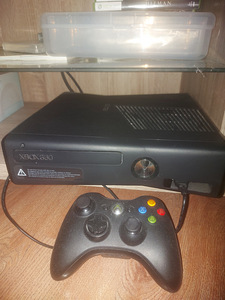 Xbox 360 +8 игр (1 фото из 2)
