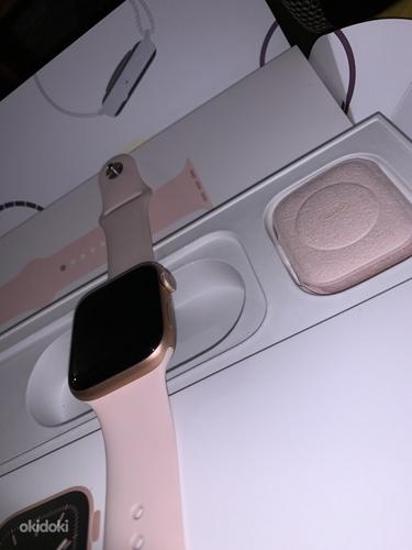 Apple Watch Series 5 (44 мм) (фото #1)