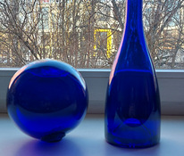 Синий стеклянный шар и синий графин.посуда