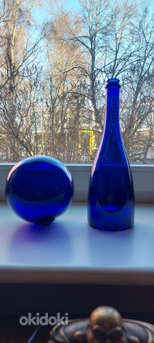 Синий стеклянный шар и синий графин.посуда (фото #1)