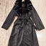 Кожаное пальто с воротником из натурального меха (фото #1)