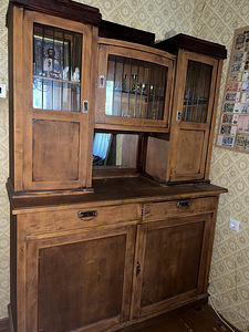 Старая деревянная мебель в хорошем состоянии