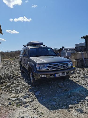 Toyota Land Cruiser 100.