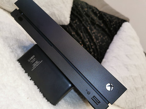 Xbox One X 1TB ssd 2 kontrollerit, 5 mängu (2 foto / 3)