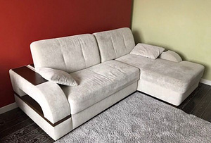 Угловой диван (1 фото из 3)