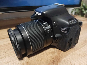 Canon EOS 600D kaamera objektiivi, kahe aku ja laadijaga (1 foto / 6)