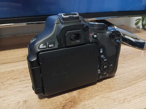 Canon EOS 600D kaamera objektiivi, kahe aku ja laadijaga (4 foto / 6)