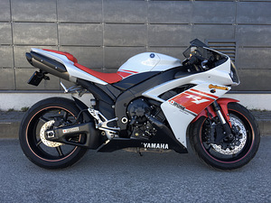 YAMAHA YZF R1 2012 (3 foto / 10)