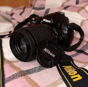 Беззеркальная камера Nikon D60 + объектив 55-200 мм VR.