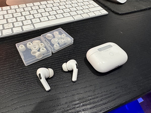AirPods Pro, Б/У оригинал (2 фото из 2)