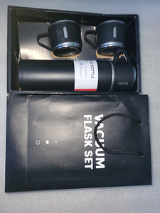 Termos 500 ml roostevabast terasest vaakumtermos + 2 tassi (8 foto / 10)