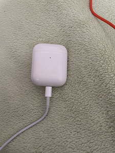 Продам AirPods 2(кейс и правый наушник) (1 фото из 3)