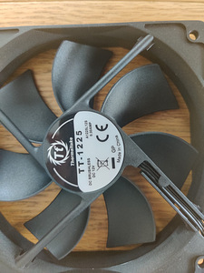 2x Thermaltake fan 120mm TT-1225 5€/tk (2 foto / 2)