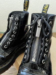 Dr. Martens LEATHER BOOTS