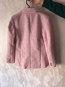 Розовый твидовый пиджак