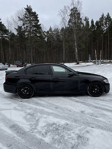 BMW E90 2.0 120KW M-PACKAGE SHADOWLINE (7 фото из 12)