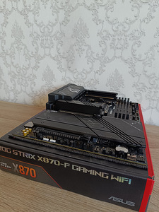 Asus ROG Strix X870-F Gaming WiFi - Emaplaat (2 foto / 9)