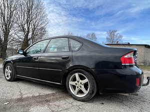 Subaru Legacy 2007 бензин (4 фото из 6)