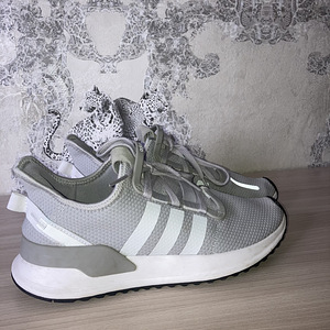 Кроссовки Adidas. (1 фото из 2)