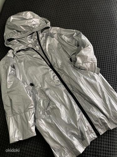 Серебристая клеенчатая куртка (фото #1)