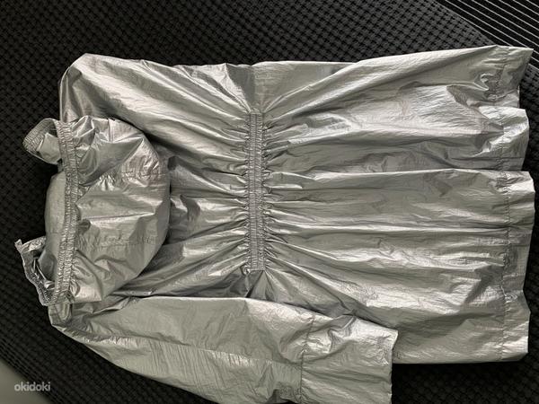 Серебристая клеенчатая куртка (фото #2)