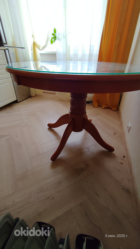 Круглый обеденный стол