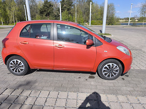 Toyota yaris 1.3 (3 foto / 15)