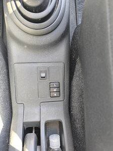 Toyota yaris 1.3 (7 foto / 15)