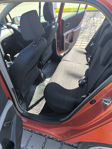 Toyota yaris 1.3 (11 foto / 15)