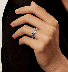 Valgest kullast sõrmus Tiffany & Co.™ siniste safiiridega (4 foto / 6)