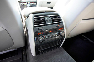BMW 740 Individual XDRIVE 3.0 225kW (11 foto / 15)