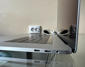 MacBook Pro 2018 Retina 15" 4xUSB- C - Core i9 2.9GHz / 16GB (5 foto / 10)