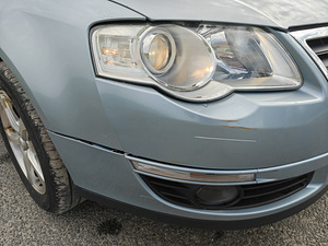 Helesinine automaatkastiga Volkswagen Passat 2005 (10 foto / 15)