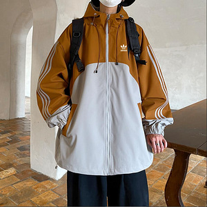 Adidas куртка (3 фото из 4)