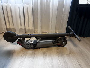 Электросамокат Segway Ninebot ES с дополнительным аккумулятором (1 фото из 9)