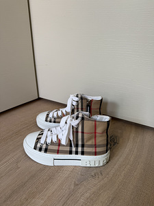 Кроссовки Burberry (4 фото из 6)