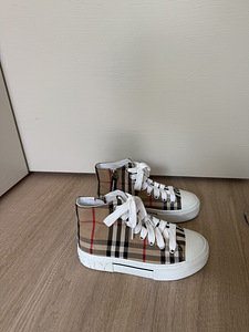 Кроссовки Burberry (5 фото из 6)